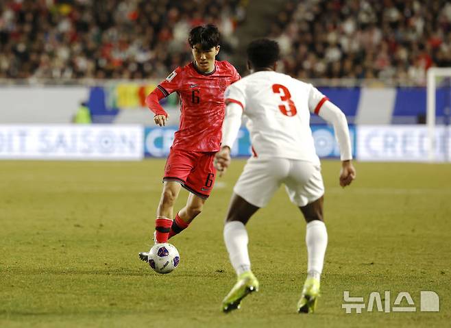 [수원=뉴시스] 정병혁 기자 = 25일 경기 수원시 수원월드컵경기장에서 열린 2026 국제축구연맹(FIFA) 북중미 월드컵 아시아 지역 3차 예선 B조 8차전 대한민국과 요르단의 경기, 대한민국 황인범이 수비를 앞에 두고 드리블하고 있다.2025.03.25. jhope@newsis.com