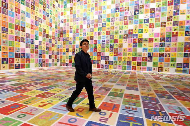 [청주=뉴시스] 박진희 기자 = 강익중 작가가 4일 충북 청주시 청주시립미술관에서 통합 청주시 출범 10주년을 기념 전시 '청주 가는 길: 강익중' 작가.. 2024.07.04. pak7130@newsis.com