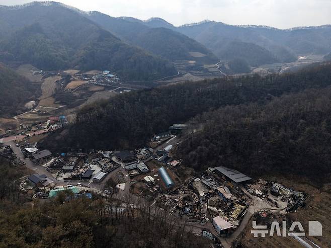 [청송=뉴시스] 김금보 기자 = 28일 경북 청송군 파천면 덕천리와 이사리 일대 마을이 산불에 전소돼 있다. 2025.03.28. kgb@newsis.com