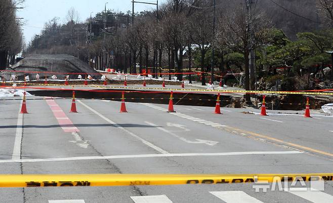 [서울=뉴시스] 김혜진 기자 = 28일 서울 강동구 명일동 싱크홀 사고 현장이 통제되고 있다. 정부가 서울 강동구 명일동에서 발생한 대형 땅꺼짐(싱크홀) 사고에 대해 사고조사에 들어간다. 국토부는 지난 24일 명일동에서 발생한 대형 지반침하 사고 원인을 규명하기 위해 중앙지하사고조사위원회(사조위)를 구성·운영한다고 28일 밝혔다. 2025.03.28. jini@newsis.com