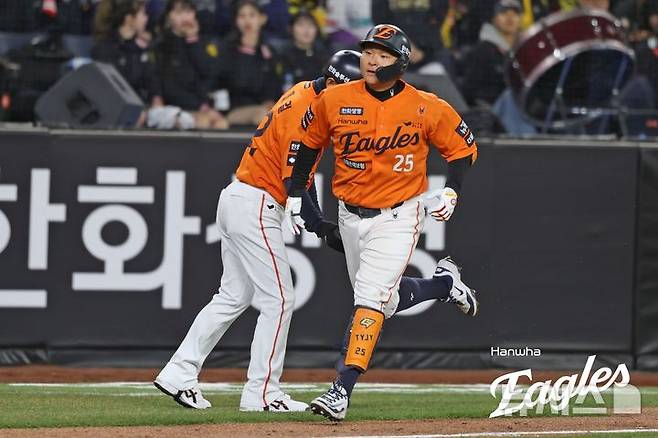 [서울=뉴시스] 프로야구 한화 이글스의 김태연이 28일 대전한화생명볼파크에서 열린 2025 신한 쏠뱅크 KBO리그 KIA 타이거즈와의 경기 7회말 솔로 홈런을 친 뒤 베이스를 돌고 있다. (사진=한화 이글스 제공) 2025.03.28.