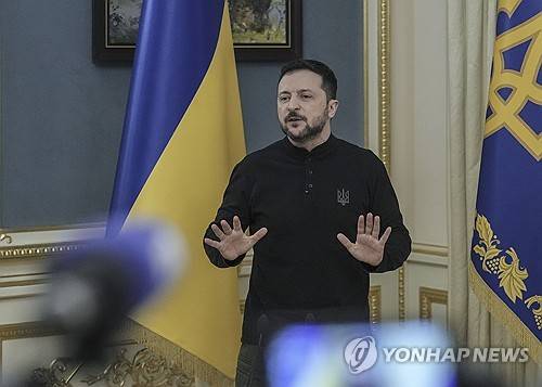 25일(현지시간) 기자회견에서 러시아와의 합의안에 대해 설명하는 젤렌스키 대통령 [EPA 연합뉴스]