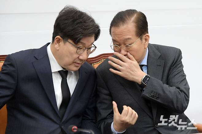 국민의힘 권영세 비대위원장과 권성동 원내대표가 27일 서울 여의도 국회에서 열린 산불재난대응 특별위원회 긴급회의에서 대화를 하고 있다. 윤창원 기자