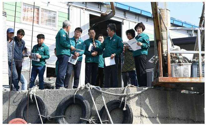 류제동 의장 등이 황금 개체 굴 생산 현장을 찾았다. 고흥군의회 제공