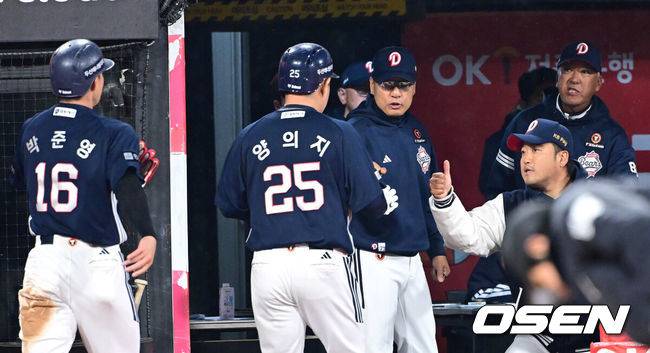 [OSEN=수원, 최규한 기자] 27일 오후 경기도 수원 KT위즈파크에서 ‘2025 신한 SOL Bank KBO리그’ KT 위즈와 두산 베어스의 경기가 열렸다.홈팀 KT는 오원석, 방문팀 두산은 김유성을 선발로 내세웠다.8회초 2사 2, 3루 상황 두산 김기연의 추격의 2타점 적시타 때 홈을 밟은 양의지와 박준영이 이응엽 감독을 비롯한 코칭스태프와 인사를 나누고 있다. 2025.03.27 / dreamer@osen.co.kr