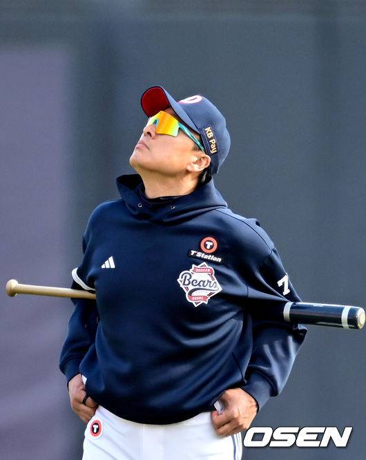 [OSEN=수원, 최규한 기자] 26일 오후 경기도 수원 KT위즈파크에서 ‘2025 신한 SOL Bank KBO리그’ KT 위즈와 두산 베어스의 경기가 열린다.홈팀 KT는 소형준, 방문팀 두산은 최승용을 선발로 내세운다.경기를 앞두고 두산 이승엽 감독이 선수들의 훈련을 지켜보고 있다. 2025.03.26 /