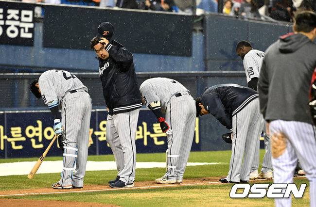 [OSEN=잠실, 이대선 기자] 프로야구&nbsp;LG 트윈스가 개막 5연승을 질주했다. 한화 이글스는 개막전 승리 후 4연패에 빠졌다.&nbsp;LG는&nbsp;27일 서울 잠실구장에서 열린 2025 KBO리그 한화와 경기에서 2-1로 승리했다. 0-0으로 팽팽한 8회 2사 만루에서 김현수가 결승 2타점 적시타를 터뜨렸다.&nbsp;경기 종료 후 한화 류현진이 LG 선수들을 향해 인사를 하고 있다. 2025.03.27 /sunday@osen.co.kr