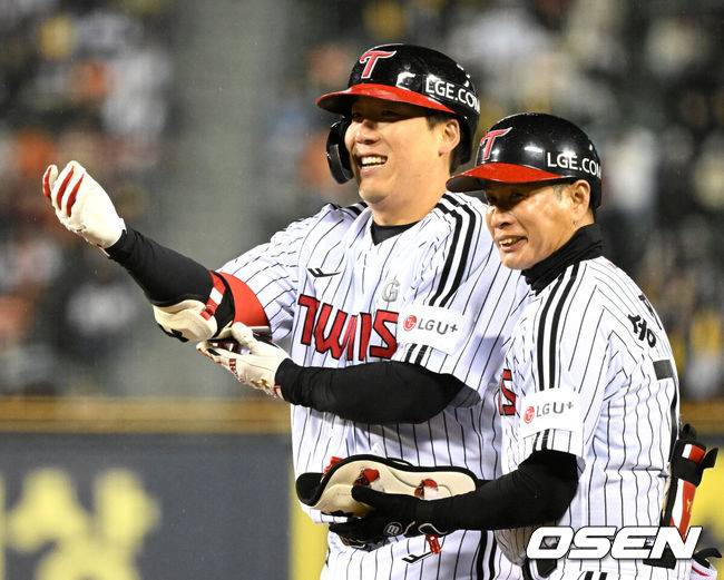 [OSEN=잠실, 이대선 기자] 프로야구&nbsp;LG 트윈스가 개막 5연승을 질주했다. 한화 이글스는 개막전 승리 후 4연패에 빠졌다.&nbsp;LG는&nbsp;27일 서울 잠실구장에서 열린 2025 KBO리그 한화와 경기에서 2-1로 승리했다. 0-0으로 팽팽한 8회 2사 만루에서 김현수가 결승 2타점 적시타를 터뜨렸다.&nbsp;8회말 2사 만루에서 LG 김현수가 2타점 적시타를 치고 환호하고 있다. 2025.03.27 /sunday@osen.co.kr