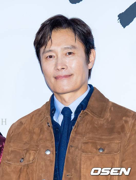 [OSEN=민경훈 기자] 19일 오후 서울 용산구 한강대로 CGV 용산아이파크몰에서 영화 '승부' 언론시사회가 열렸다.영화 '승부'는 대한민국 최고의 바둑 레전드 조훈현(이병헌 분)이 제자와의 대결에서 패한 후 타고난 승부사 기질로 다시 한번 정상에 도전하는 이야기를 그린다.배우 이병헌이 포토타임을 갖고 있다. 2025.03.19 / rumi@osen.co.kr