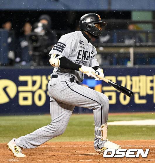 [OSEN=잠실, 이대선 기자] 9회초 2사 2루에서 한화 플로리얼이 우전 적시타를 치고 있다. 2025.03.27 /sunday@osen.co.kr