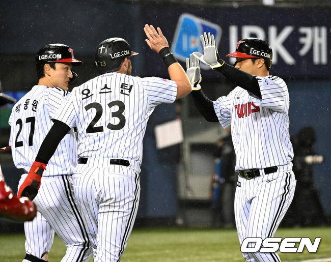 [OSEN=잠실, 이대선 기자] 프로야구&nbsp;LG 트윈스가 개막 5연승을 질주했다. 한화 이글스는 개막전 승리 후 4연패에 빠졌다.&nbsp;LG는&nbsp;27일 서울 잠실구장에서 열린 2025 KBO리그 한화와 경기에서 2-1로 승리했다. 0-0으로 팽팽한 8회 2사 만루에서 김현수가 결승 2타점 적시타를 터뜨렸다.&nbsp;8회말 2사 만루에서 LG 김현수의 2타점 적시타를 때 홈을 밟은 문보경이 오스틴과 환호하고 있다. 2025.03.27 /sunday@osen.co.kr
