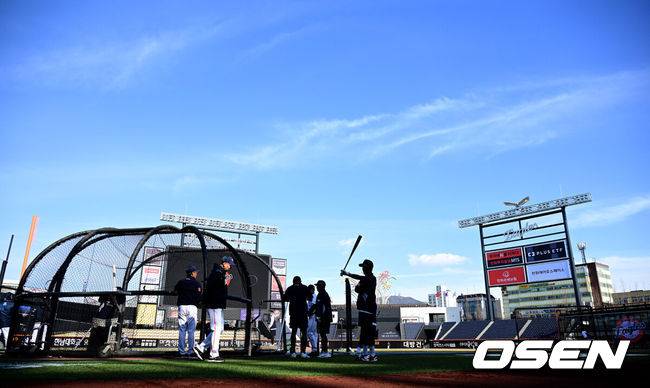 [OSEN=대전, 최규한 기자] 28일 오후 대전 한화생명 볼파크에서 ‘2025 신한 SOL Bank KBO리그’ 한화 이글스와 KIA 타이거즈의 경기가 열린다.대전 신구장 첫 공식경기를 갖는 홈팀 한화는 코디 폰세, 방문팀 KIA는 제임스 네일을 선발로 내세운다.경기를 앞두고 한화 선수들이 훈련을 펼치고 있다. 2025.03.28 / dreamer@osen.co.kr