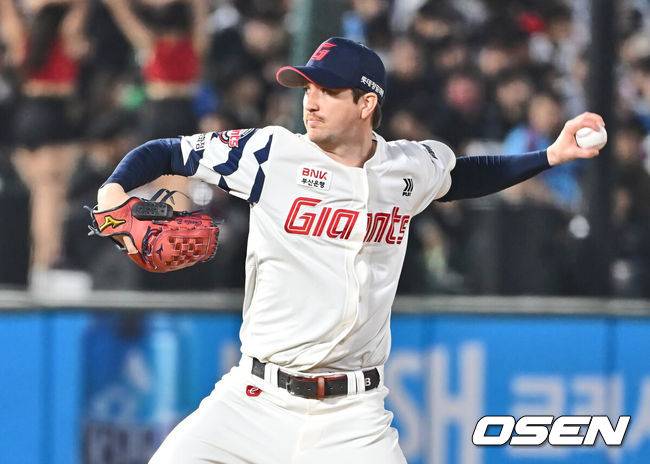 [OSEN=부산, 이석우 기자] 28일 부산 사직야구장에서 2025 신한 SOL 뱅크 KBO 리그 롯데 자이언츠와 KT 위즈의 경기가 열렸다. 홈팀 롯데는 반즈가 선발로 출전하고, 방문팀 KT는 헤이수스가 선발로 출전했다.롯데 자이언츠 선발 투수 반즈가 역투하고 있다. 2025.03.28 / foto0307@osen.co.kr