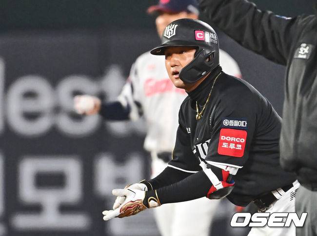 [OSEN=부산, 이석우 기자] 28일 부산 사직야구장에서 2025 신한 SOL 뱅크 KBO 리그 롯데 자이언츠와 KT 위즈의 경기가 열렸다. 홈팀 롯데는 반즈가 선발로 출전하고, 방문팀 KT는 헤이수스가 선발로 출전했다.KT 위즈 김상수가 5회초 1사 1루 좌중간 1타점 2루타를 치고 세리머니를 하고 있다. 2025.03.28 / foto0307@osen.co.kr