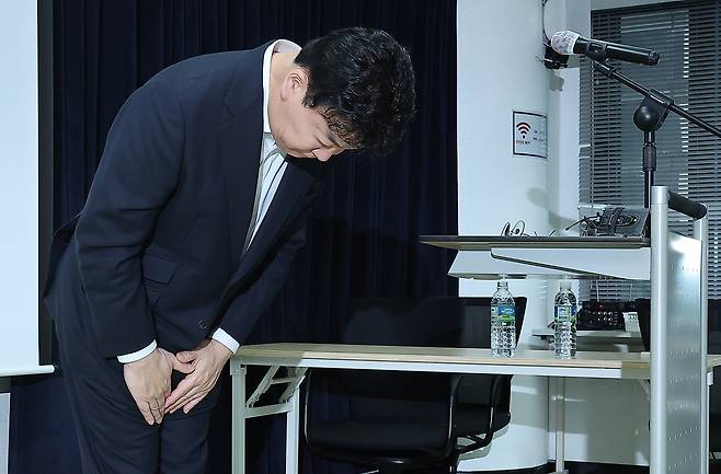 백종원 더본코리아 대표가 28일 오전 서울 서초구 스페이스쉐어 강남역센터에서 열린 정기 주주총회를 마친 뒤 고개 숙여 인사하고 있다. 뉴스1