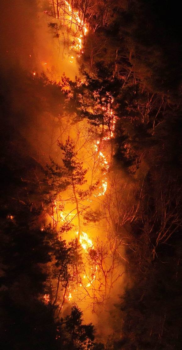 27일 밤 경북 안동시 남후면 인근 야산에서 산불이 번지고 있다. 2025.3.27 안동 홍윤기 기자