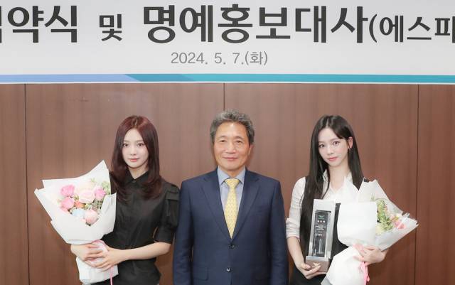 ▲ 이학재 인천공항공사 사장이 지난해 5월 인천공항 '명예홍보대사’로 위촉한 에스파의 카리나와 닝닝과 기념촬영을 했다. 인천공항 명예홍보대사는 인천공항세관 홍보대사와 다르다. 사진제공=인천공항공사.