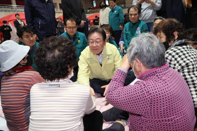 더불어민주당 이재명 대표가 27일 경북 영양군문화체육센터에 마련된 이재민 대피소를 방문해 영양 산불 피해 주민들을 위로하고 있다. 연합뉴스