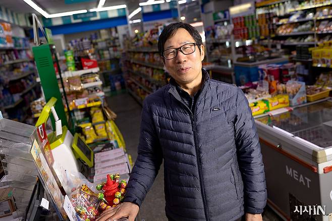 경기도 부천시 원미동에서 37년째 '엘지슈퍼'를 운영하고 있는 백원선씨. ⓒ시사IN 박미소
