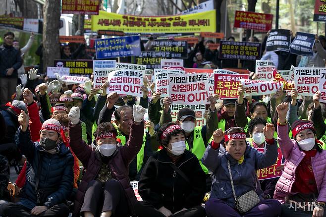 2024년 3월14일 서울 종로 SK 본사 앞에서 ‘산업폐기물 처리의 공공성 확보’를 요구하는 집회가 열렸다. ⓒ시사IN 신선영