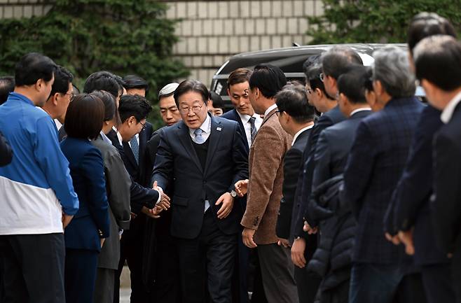 이재명 더불어민주당 대표가 3월26일 오후 서울고등법원에서 열린 공직선거법 위반 사건 항소심에서 무죄를 선고받은 뒤 동료 의원들과 악수하고 있다. ⓒ사진공동취재단