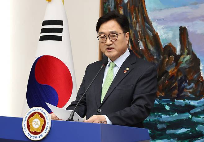 우원식 국회의장이 지난 27일 국회에서 헌법재판소의 대통령 탄핵심판 선고 지체 상황 등과 관련한 담화문을 발표하고 있다. ⓒ연합뉴스