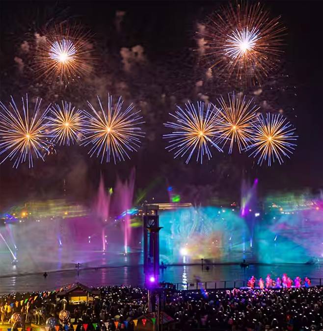 일몰 후 펼쳐지는 화려한 불꽃놀이. 사진제공|VisitDubai/팜투어