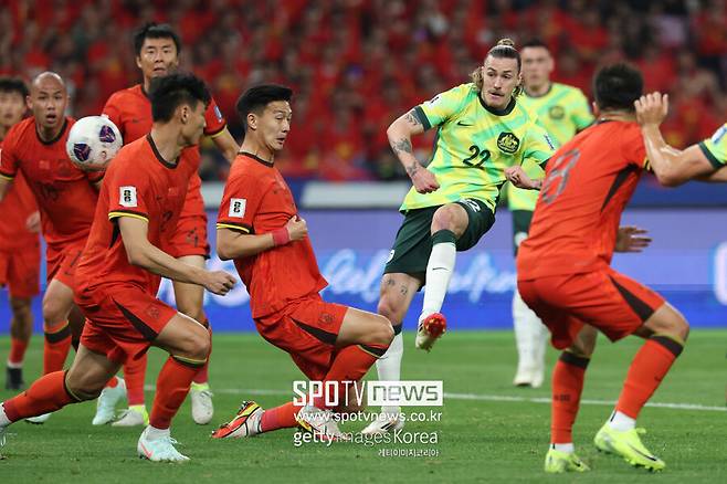 ▲ 14억 중국인의 소원이 허상으로 사라질 위기에 처했다. 크로아티아 출신 이반 브란코비치 감독이 이끄는 중국 축구대표팀이 25일 호우(한국시간) 중국 항저우의 항저우 올림픽 스포츠 센터 스타디움에서 열린 2026 북중미 월드컵 아시아 3차 예선 조별리그 C조 8차전 호주와의 홈경기에서 전반에만 두 골을 내주며 0-2로 패했다.