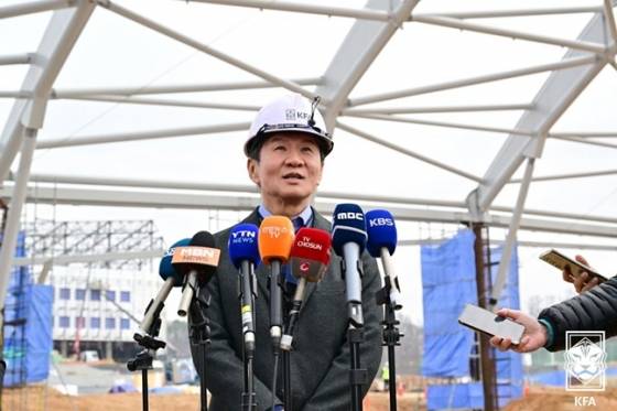 지난 12일 스탠딩 인터뷰에 임하고 있는 정몽규 회장./사진=대한축구협회 제공