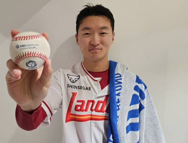 SSG 김건우가 27일 롯데전에서 데뷔 첫 승을 거두고 승리 기념구를 들고 포즈를 취하고 있다. /사진=SSG 랜더스 제공