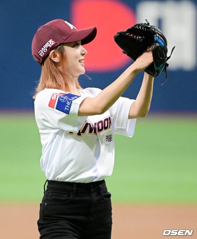 2022년 키움의 시구자로 나섰던 초아.