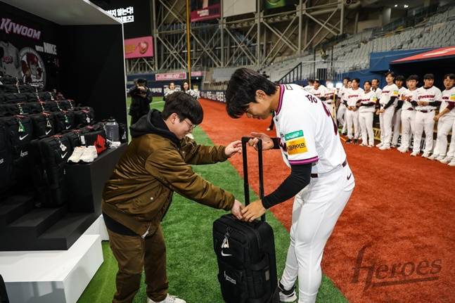 송성문(오른쪽)이 나이키로부터 특별 선물을 전달 받고 있다. /사진=키움 히어로즈 제공