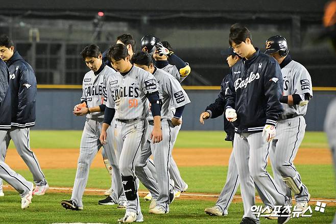 한화는 27일 잠실구장에서 열린 '2025 신한 SOL Bank KBO 리그' LG와 정규시즌 3차전에서 1-2로 패했다. 타선 침체가 길어지며 개막전 승리 후 4연패에 빠졌다. 9회초 플로리얼의 적시타가 아니었다면, KBO리그 역대 4번째 무득점 싹쓸이 패배라는 불명예 기록을 쓸 뻔했다. 엑스포츠뉴스 잠실, 김한준 기자
