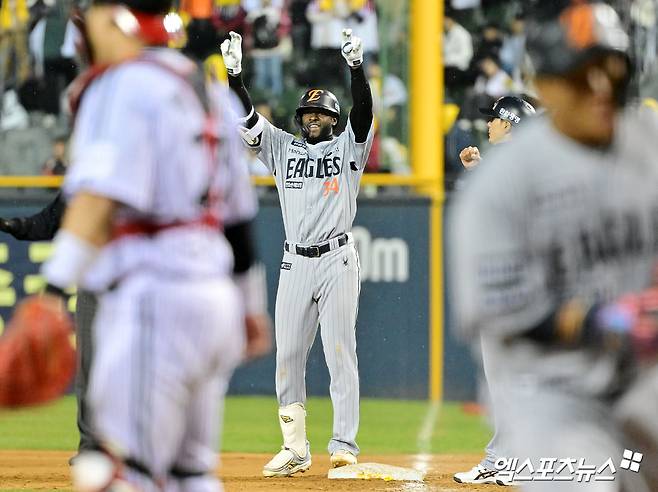 한화는 27일 잠실구장에서 열린 '2025 신한 SOL Bank KBO 리그' LG와 정규시즌 3차전에서 1-2로 패했다. 타선 침체가 길어지며 개막전 승리 후 4연패에 빠졌다. 9회초 플로리얼의 적시타가 아니었다면, KBO리그 역대 4번째 무득점 싹쓸이 패배라는 불명예 기록을 쓸 뻔했다. 엑스포츠뉴스 잠실, 김한준 기자