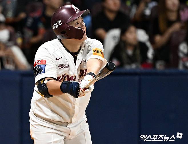 30일 오후 서울 구로구 고척스카이돔에서 열린 '2024 신한 SOL Bank KBO리그' 롯데 자이언츠와 키움 히어로즈의 경기, 6회말 무사 1,3루 키움 최주환이 1타점 희생플라이 타구를 날리고 있다. 엑스포츠뉴스DB