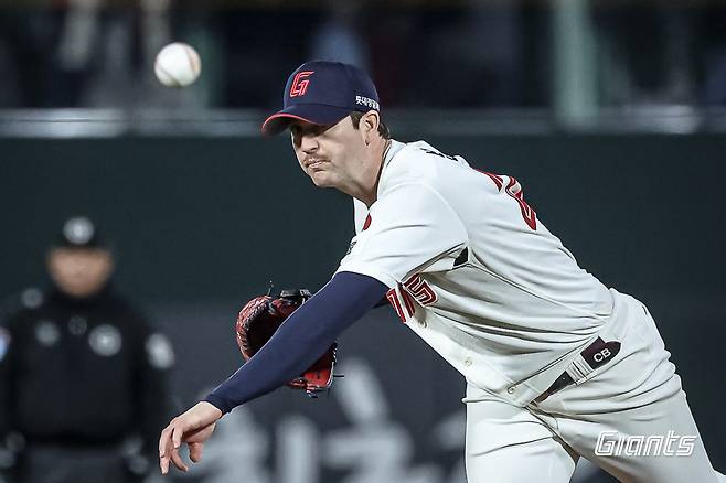 롯데 자이언츠 에이스 찰리 반즈가 28일 부산 사직야구장에서 열린 2025 신한 SOL Bank KBO리그 KT 위즈와의 팀 간 1차전에 선발등판, 7이닝 1실점으로 호투했지만 승리투수가 되지 못했다. 사진 롯데 자이언츠