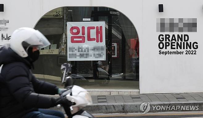 개업 3년도 안 돼 '폐업' (서울=연합뉴스) 이진욱 기자 = 25일 서울 한 상점에 임대광고가 붙어 있다. 이 상점은 지난 2022년 9월 개업했지만 3년도 안 돼 폐업했다. 한편 한국경제인협회가 자영업자 500명을 설문 조사한 결과 지난해 자영업자들의 매출, 순이익 등 사업 실적이 크게 악화됐다는 분석이 나왔다. 2025.2.25 cityboy@yna.co.kr