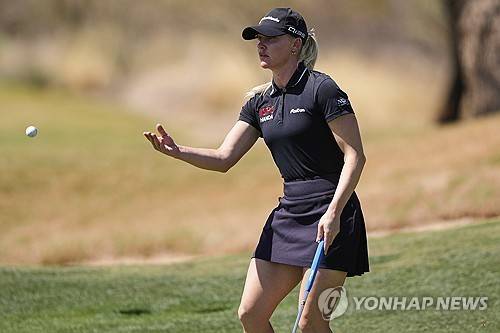 캐디에게 볼을 건네는 헐. [AP=연합뉴스]