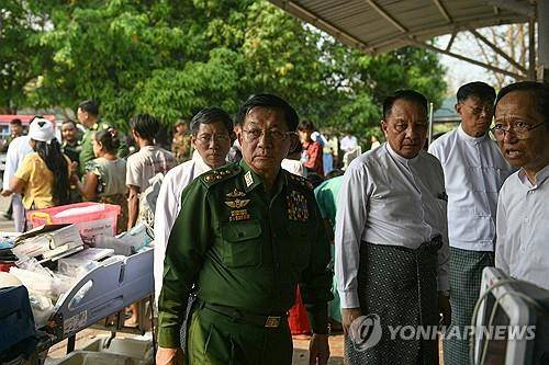 미얀마 지진 피해 부상자들 있는 병원 찾은 미얀마 군부 지도자  [AFP=연합뉴스]