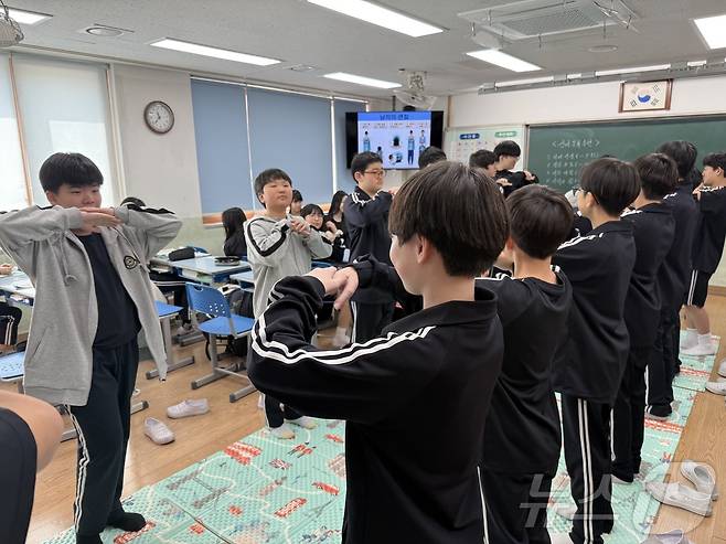 흥덕중 학생들이 28일 도산서원 선비문화수련원 임춘실 강사로부터 큰절 하는 법을 배우고 있다.(흥덕중 제공)