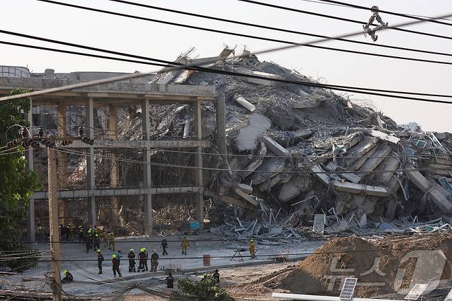 28일(현지시간) 미얀마 중부에서 발생한 7.7 강진 여파에 태국 방콕에서 짓고 있던 30층 빌딩이 내려앉았다. 2025.03.28 ⓒ 로이터=뉴스1 ⓒ News1 최종일 선임기자