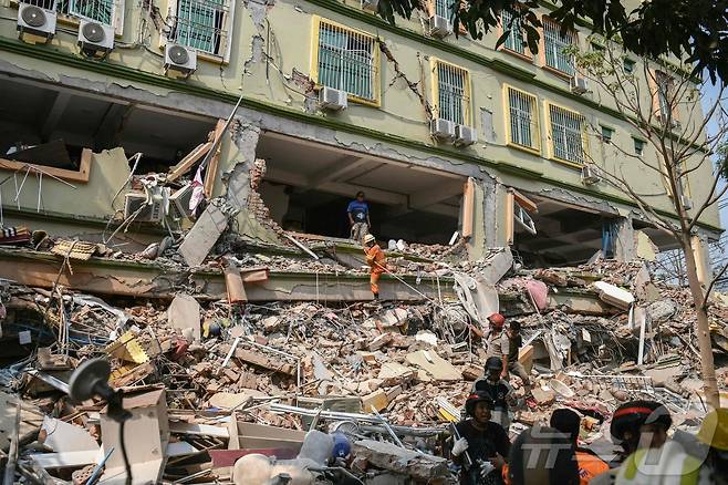 29일(현지시간) 미얀마에서 발생한 규모 7.7의 강진으로 무너진 만달레이의 스카이 빌라 콘도미니엄 아파트 모습. 2025.03.29 ⓒ AFP=뉴스1 ⓒ News1 김지완 기자