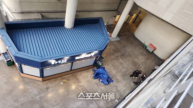 창원NC파크 3루쪽 구조물이 떨어진 현장에 구단 관계자들이 라인을 치고 다른 관중들이 들어오지 못하게 막고 있다. 창원=김민규 기자 kmg@sportsseoul.com