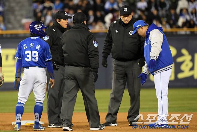 이호성 2루심이 스리피트 라인 위반을 선언하자 박진만 감독은 더그아웃을 박차고 나왔다. 잠실=박재만 기자 pjm@sportschosun.com