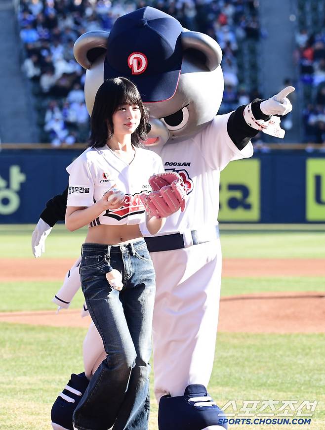 걸그룹 베이비몬스터 시구-시타. 시구를 마친 아현.