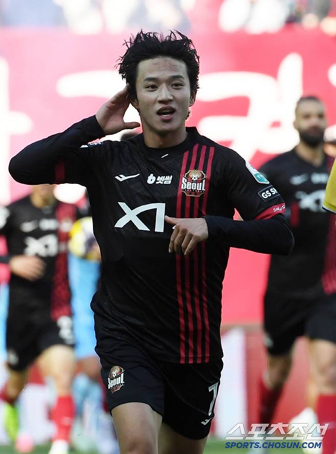 K리그1 FC서울과 대구FC의 경기가 29일 서울월드컵경기장에서 열렸다. 후반 서울 정승원이 동점골을 넣은 뒤 대구 서포터즈쪽을 향해 세리머니를 하고 있다. 상암=박재만 기자pjm@sportschosun.com/2025.03.29/