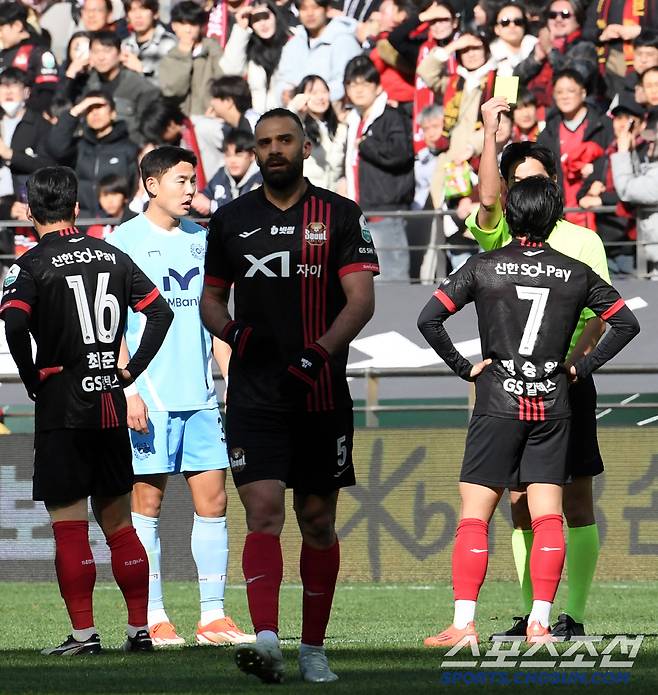 K리그1 FC서울과 대구FC의 경기가 29일 서울월드컵경기장에서 열렸다. 후반 서울 정승원이 동점골을 넣은 뒤 대구 서포터즈쪽을 향해 세리머니 후 충돌하자 주심이 경고를 주고 있다. 상암=박재만 기자pjm@sportschosun.com/2025.03.29/