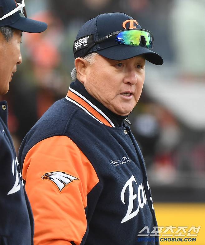 29일 대전 한화생명볼파크에서 열린 KIA-한화전. 5대4 역전승을 거둔 한화 김경문 감독이 선수들을 맞이하고 있다. 대전=정재근 기자 cjg@sportschosun.com/2025.3.29/