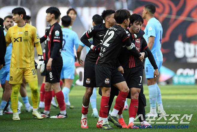 K리그1 FC서울과 대구FC의 경기가 29일 서울월드컵경기장에서 열렸다. 후반 서울 정승원이 동점골을 넣은 뒤 대구 서포터즈쪽을 향해 세리머니 후 충돌하자 김진수가 말리고 있다. 상암=박재만 기자pjm@sportschosun.com/2025.03.29/