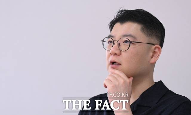 1979년 10월 26일 박정희 대통령은 김재규 중앙정보부장의 총에 사망했다. 박정희는 여전히 진영에 따라 신화와 독재자로 이용당한다. 홍대선 작가는 ''유신 사무라이 박정희-낭만과 폭력의 한일 유신사'를 통해 분석했다. 지난 25일 오후 서울 마포구 상암동 <더팩트> 사무실에서 인터뷰하는 홍 작가. /이새롬 기자